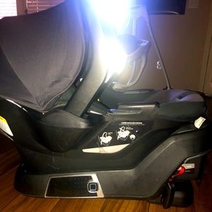 4moms infant car seat and Bluetooth base